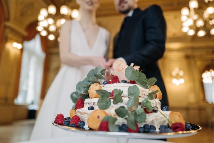 Hochzeitstorte mit Beeren und Eukalyptus