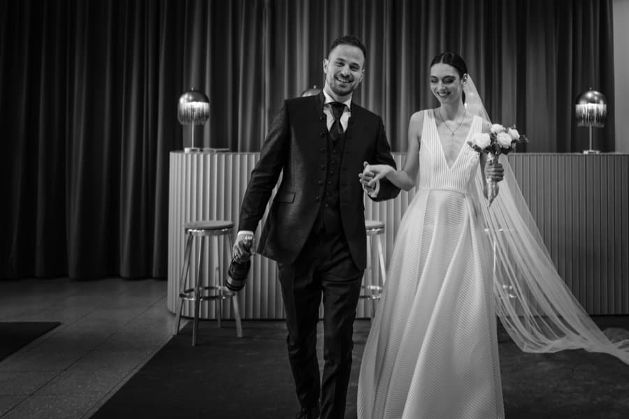 Brautpaar Hand in Hand im Foyer