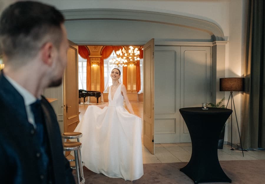 Die Braut im Durchgang zwischen Foyer und Spiegelsaal