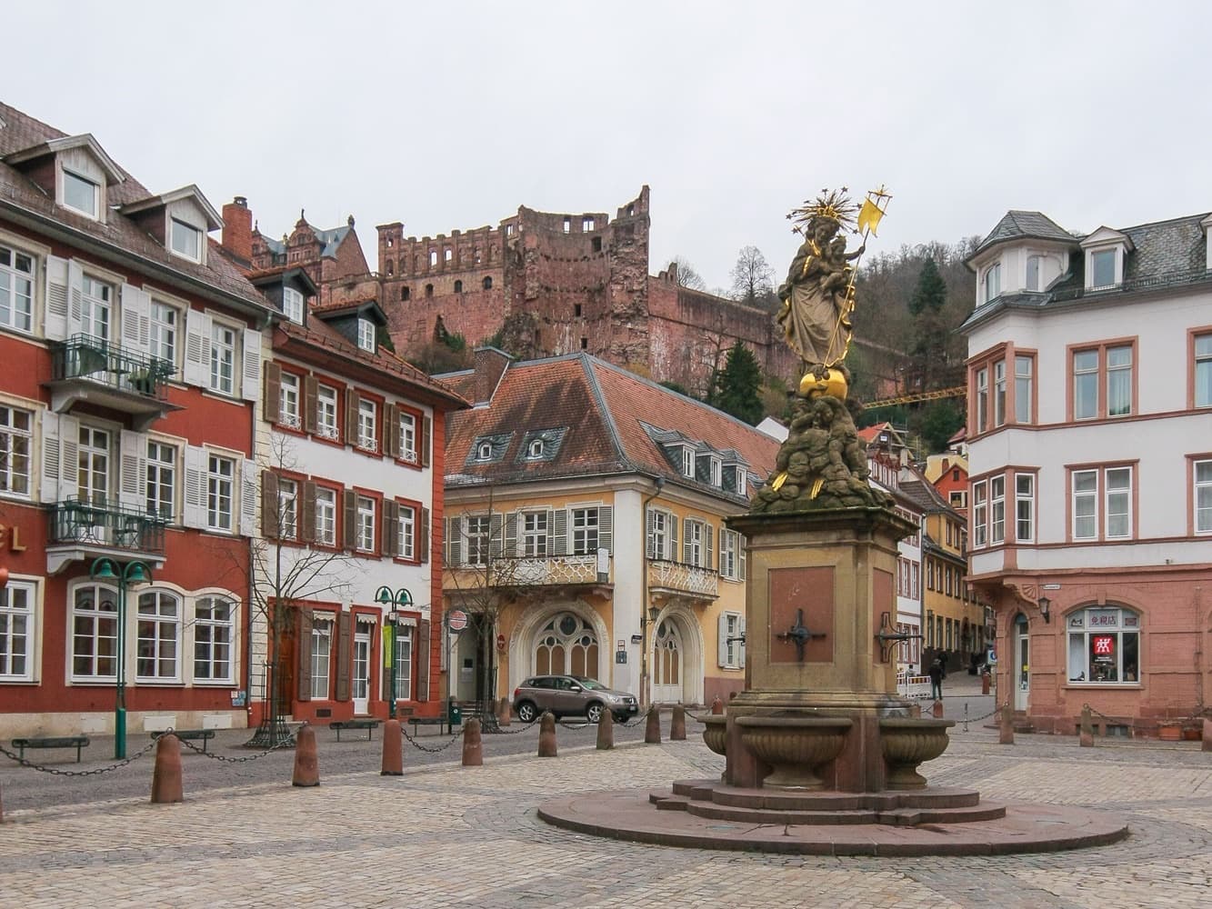 Der Kornmarkt in Heidelberg mit Madonnenbrunnen und Blick auf das Schloss